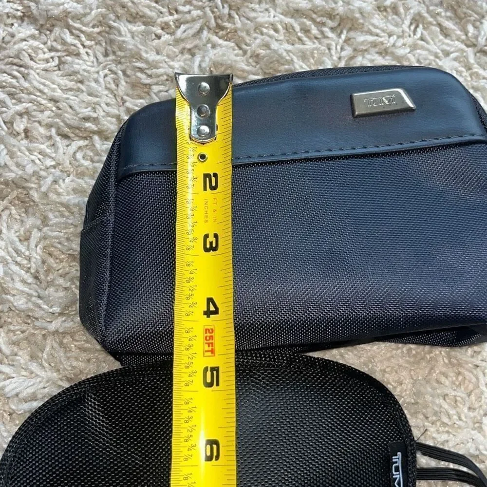 Tumi delta small